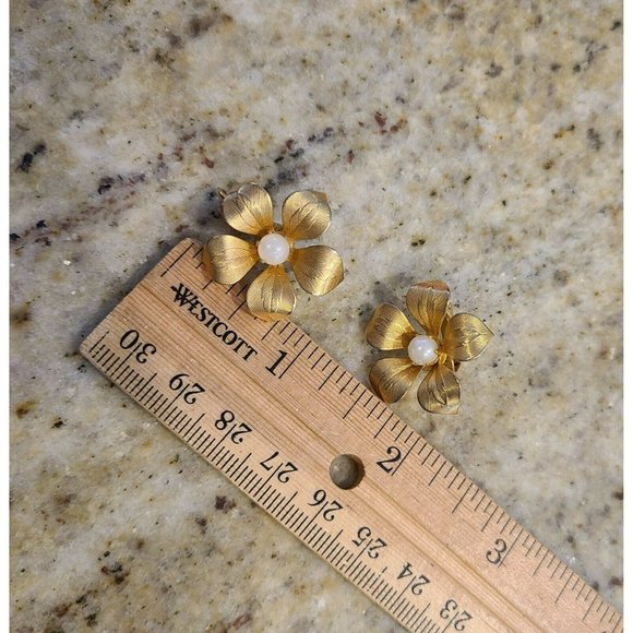 Vintage Gold Tone Textured Flower Daisy Faux Pearl Prong Center Clip on Earrings - Picture 5 of 6